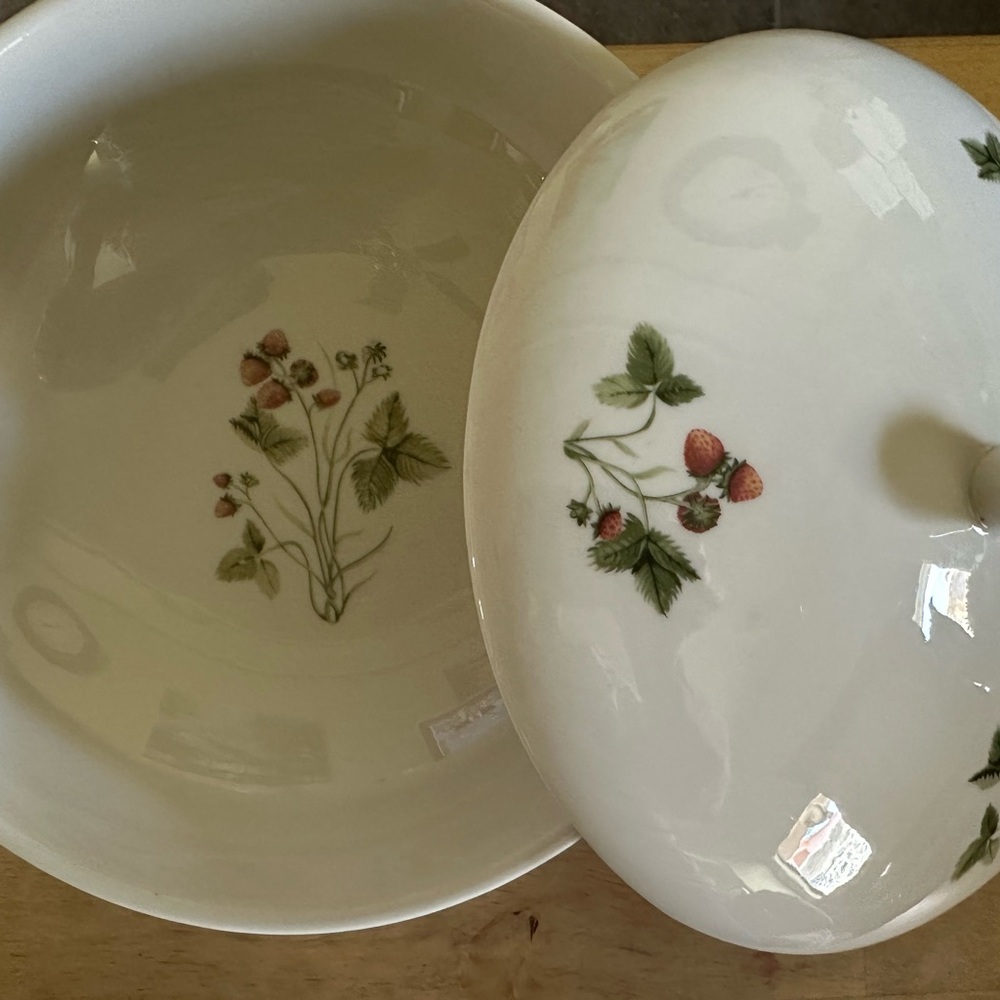 VINTAGE Peter Terris Original Wild
Strawberry Casserole Dish with Cover
